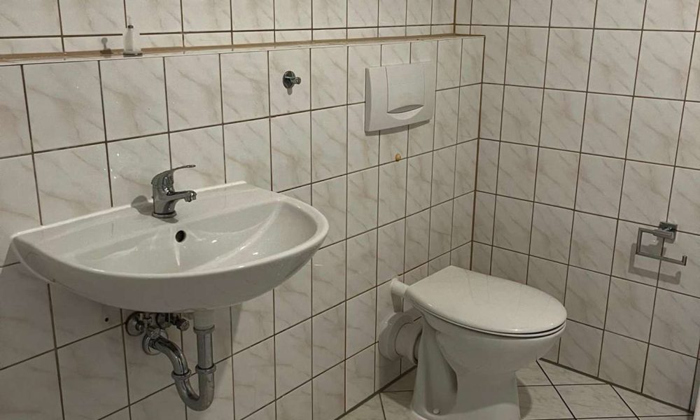 Exklusives Wohnen in der Altstadt: Sanierte 2-Zimmer-Dachgeschosswohnung mit Einbauküche - Photo 5