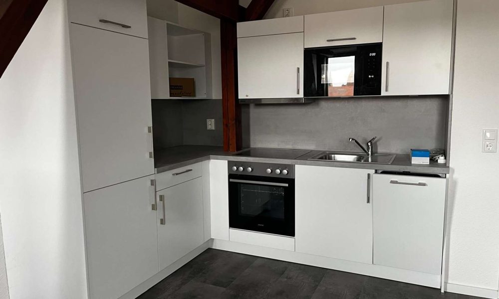 Exklusives Wohnen in der Altstadt: Sanierte 2-Zimmer-Dachgeschosswohnung mit Einbauküche - Photo 1