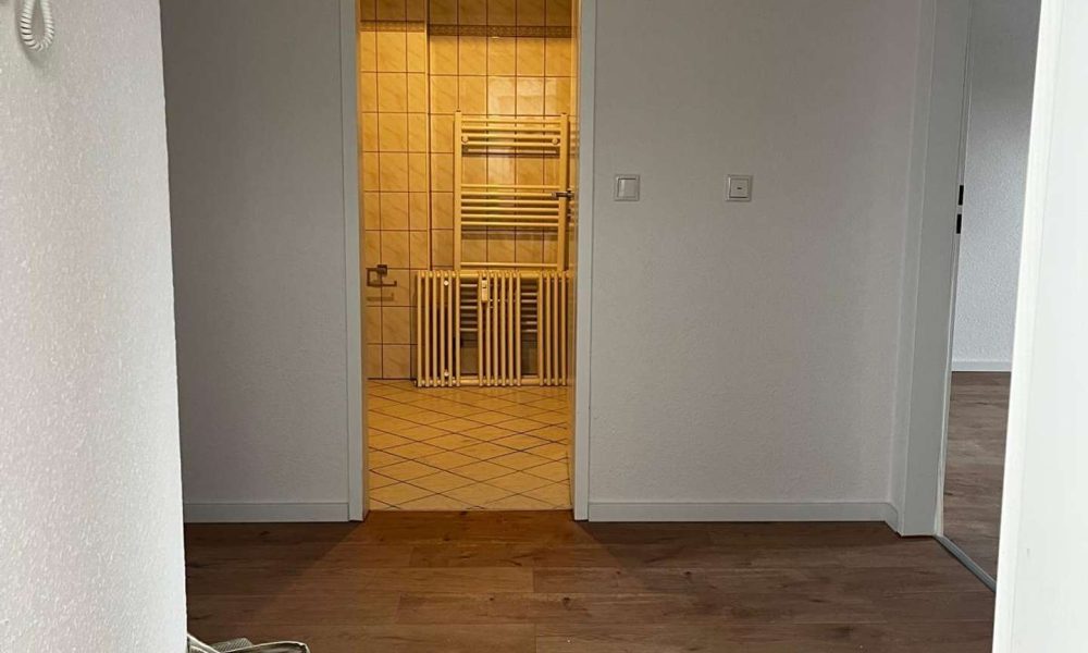 Exklusives Wohnen in der Altstadt: Sanierte 2-Zimmer-Dachgeschosswohnung mit Einbauküche - Photo 3