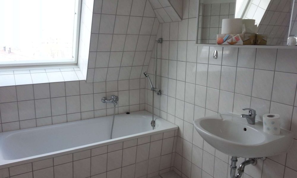 Dachgeschoss mit Charme: 50,5 m², Holzbalken &Tageslichtbad – Gräfestr. 13 – ab 01.12.2026 - Photo 3