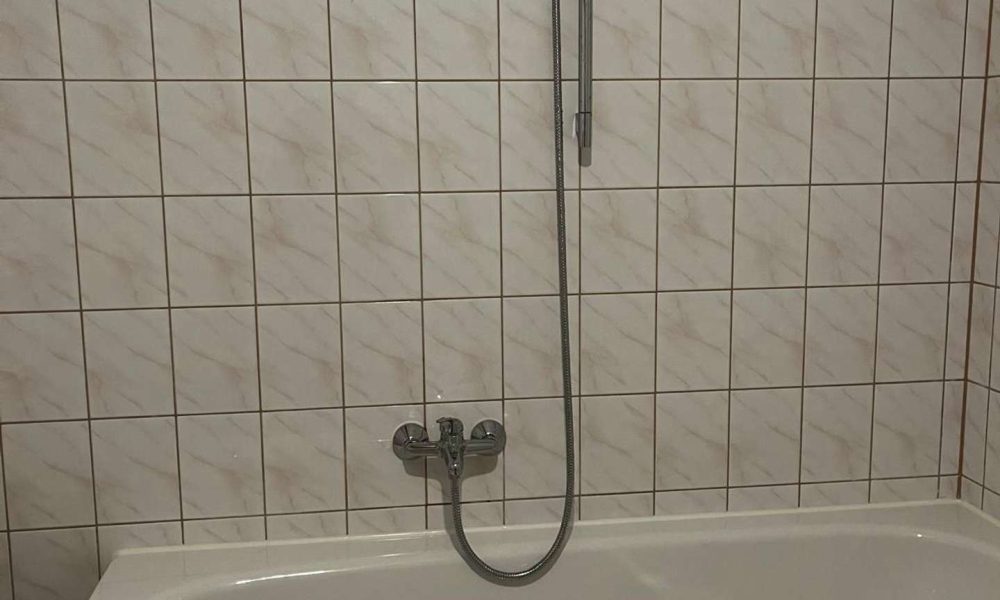 Exklusives Wohnen in der Altstadt: Sanierte 2-Zimmer-Dachgeschosswohnung mit Einbauküche - Photo 2