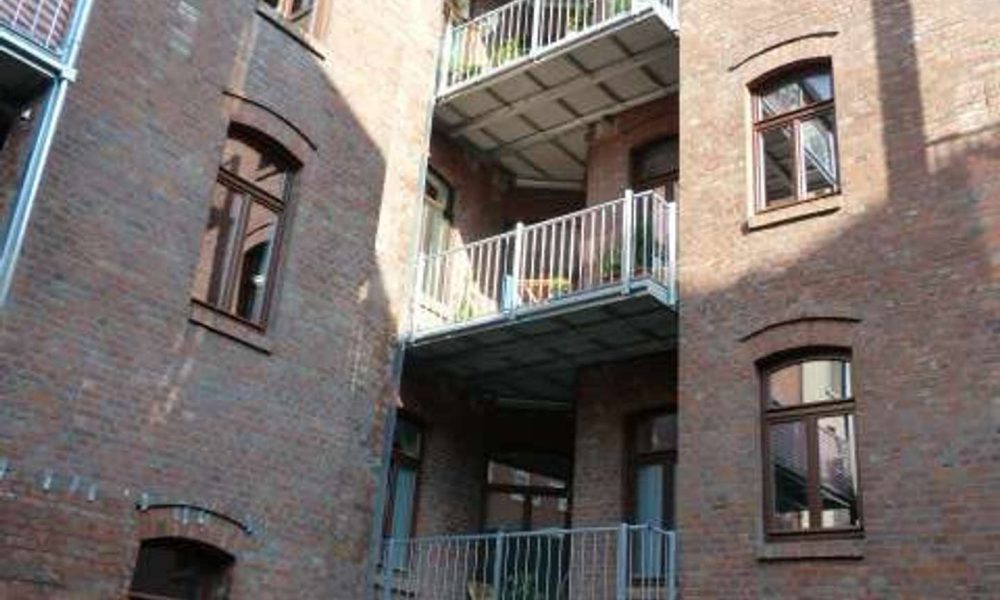 Parkett, Stuck, Holzkamin, gr. Balkon, ruhige Lage, EBK - Photo 3