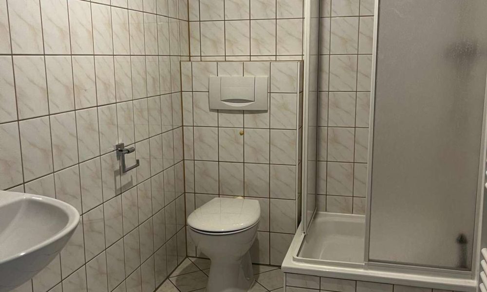 Exklusives Wohnen in der Altstadt: Sanierte 2-Zimmer-Dachgeschosswohnung mit Einbauküche - Photo 4
