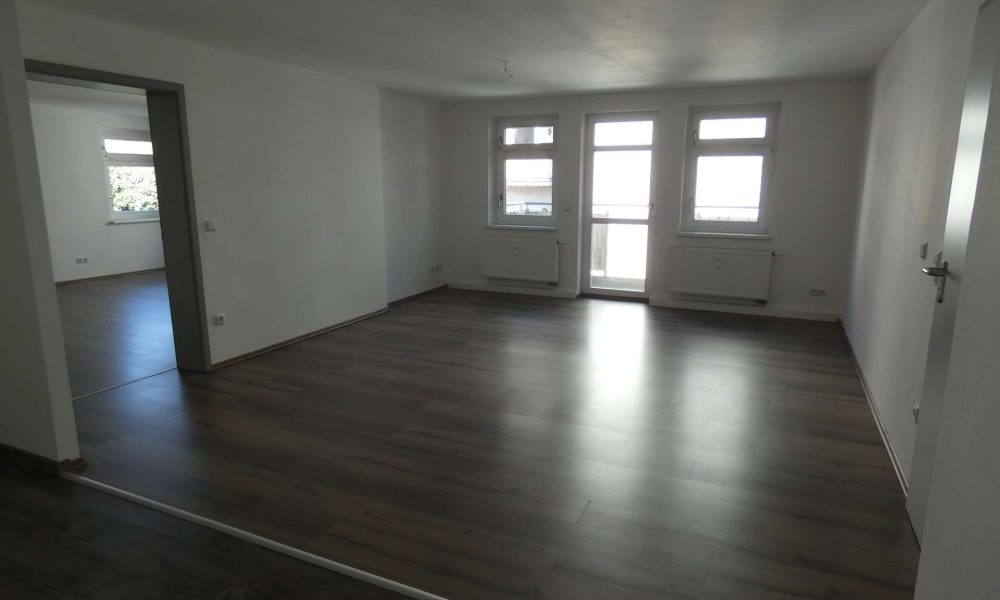 Moderne 2-Raum-Wohnung mit Balkon, EBK, Dusche und Wanne sowie Aufzug - Photo 2